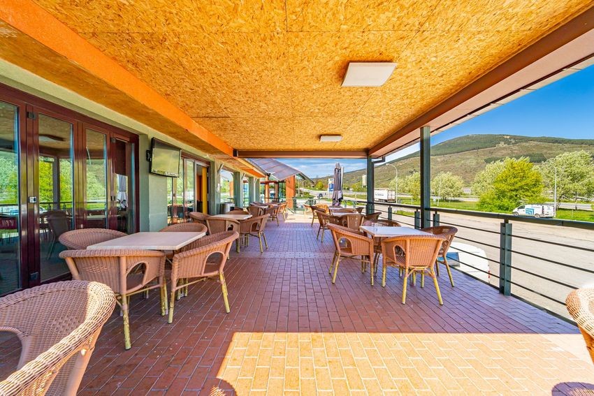 Gran hotel en pleno funcionamiento en la autovía A1, Somosierra: más de 3.000 m² construidos en 10.000 m² de terreno - imagen 5