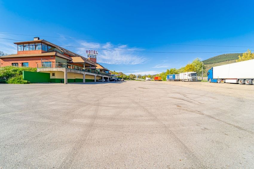 Gran hotel en pleno funcionamiento en la autovía A1, Somosierra: más de 3.000 m² construidos en 10.000 m² de terreno - imagen 8