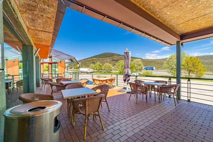 Gran hotel en pleno funcionamiento en la autovía A1, Somosierra: más de 3.000 m² construidos en 10.000 m² de terreno - imagen 9