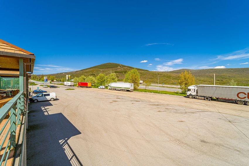 Gran hotel en pleno funcionamiento en la autovía A1, Somosierra: más de 3.000 m² construidos en 10.000 m² de terreno - imagen 10
