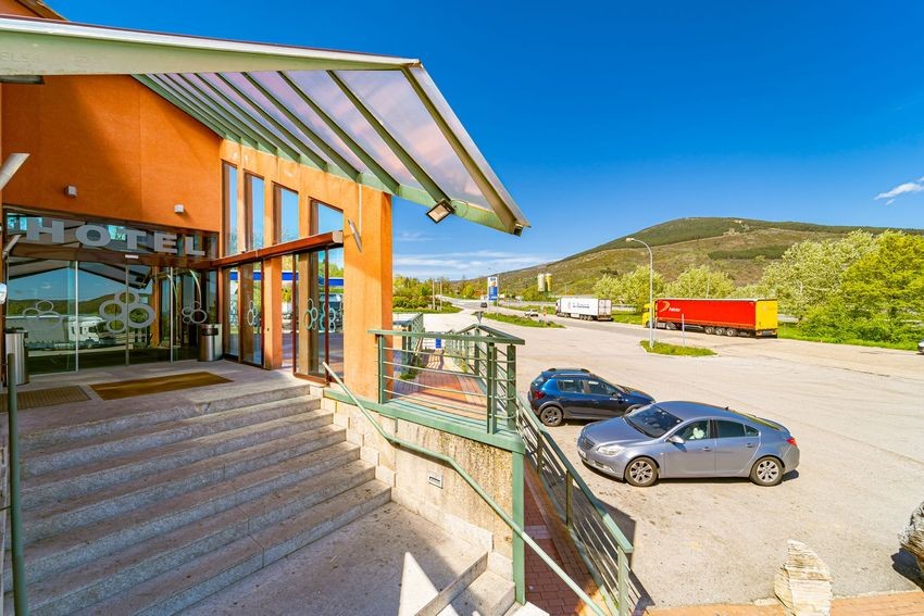 Gran hotel en pleno funcionamiento en la autovía A1, Somosierra: más de 3.000 m² construidos en 10.000 m² de terreno - imagen 11