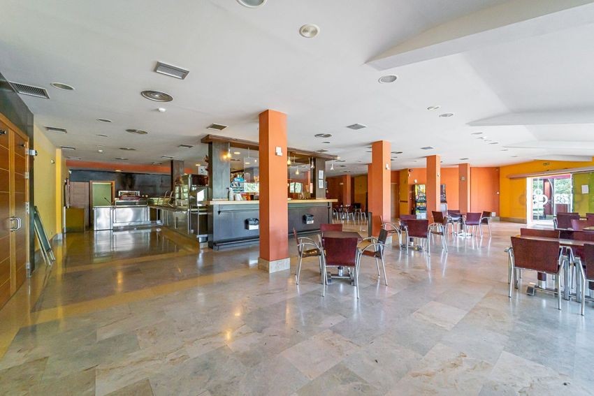 Gran hotel en pleno funcionamiento en la autovía A1, Somosierra: más de 3.000 m² construidos en 10.000 m² de terreno - imagen 12