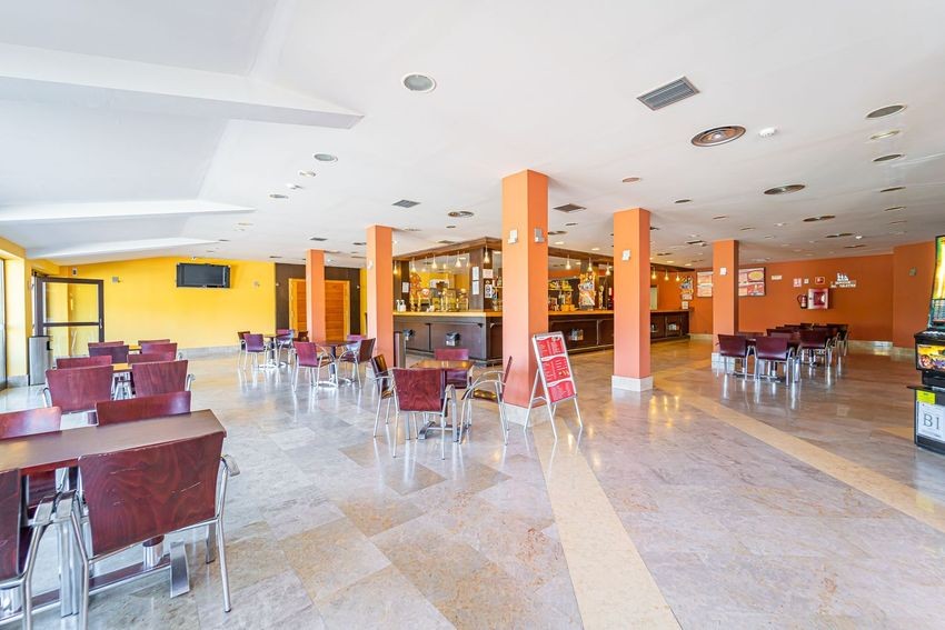 Gran hotel en pleno funcionamiento en la autovía A1, Somosierra: más de 3.000 m² construidos en 10.000 m² de terreno - imagen 36