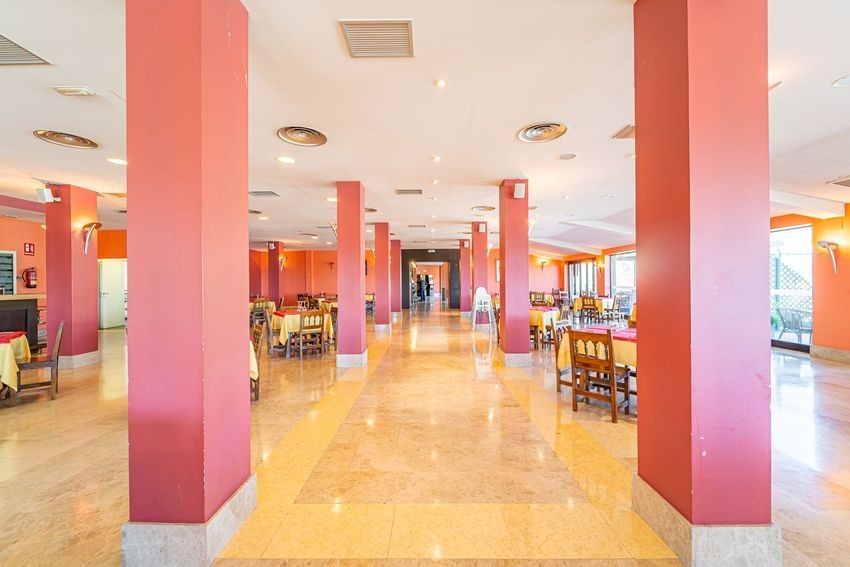 Gran hotel en pleno funcionamiento en la autovía A1, Somosierra: más de 3.000 m² construidos en 10.000 m² de terreno - imagen 48