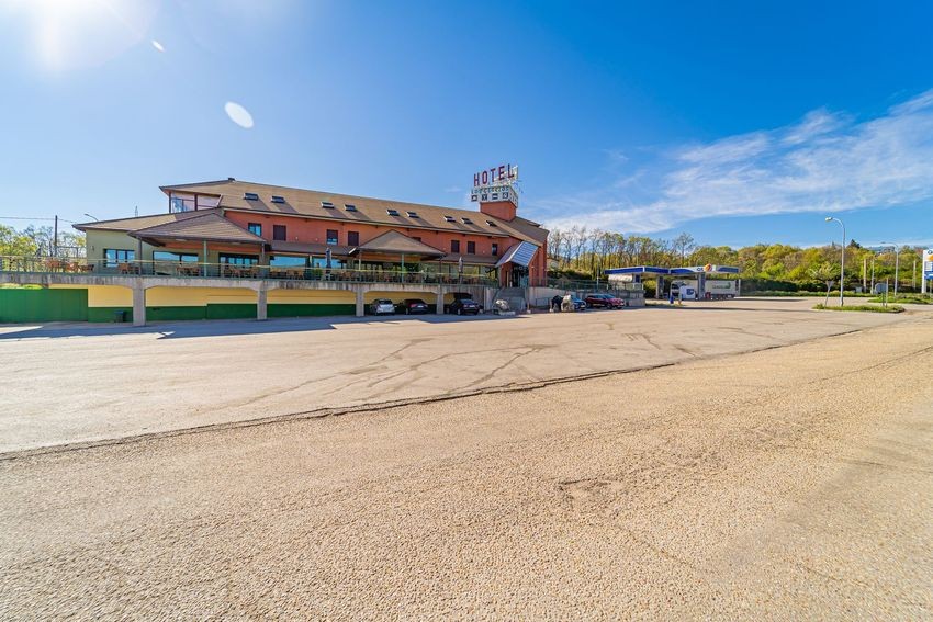 Gran hotel en pleno funcionamiento en la autovía A1, Somosierra: más de 3.000 m² construidos en 10.000 m² de terreno - imagen 61
