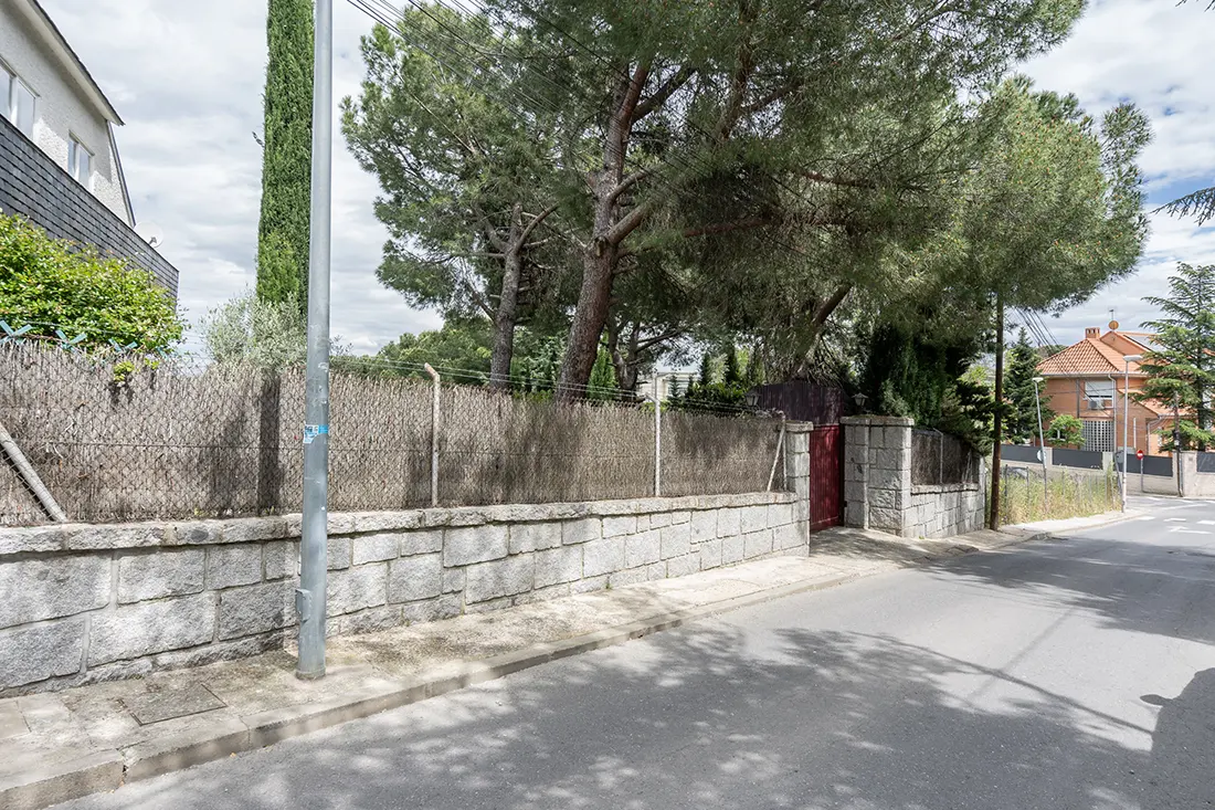 Parcela urbana de 600 m² con piscina y pozo · Las Matas-Peñascales, Las Rozas - imagen 4
