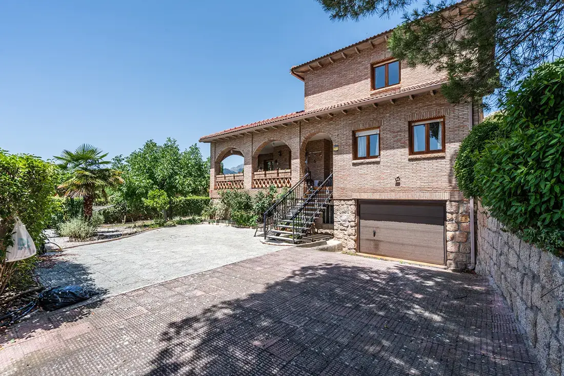 Chalet con parcela y vistas en venta en Manzanares El Real - imagen 2