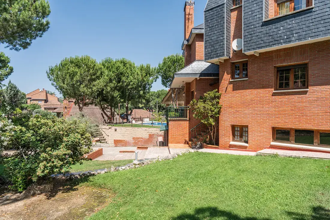 Chalet independiente en Torrelodones con piscina y 2 parcelas segregadas - imagen 4