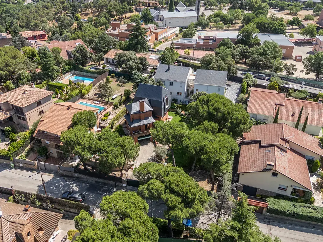 Chalet independiente en Torrelodones con piscina y 2 parcelas segregadas - imagen 5