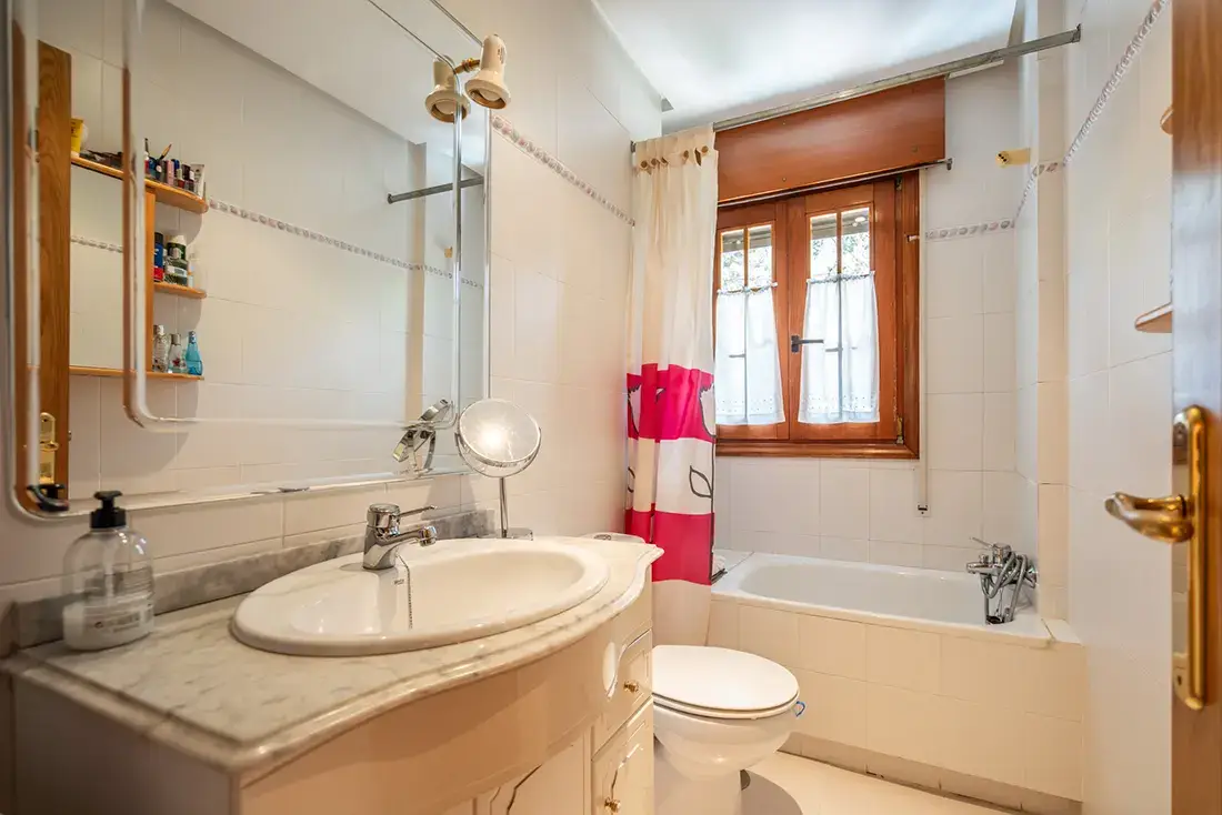 Chalet independiente en Torrelodones con piscina y 2 parcelas segregadas - imagen 10