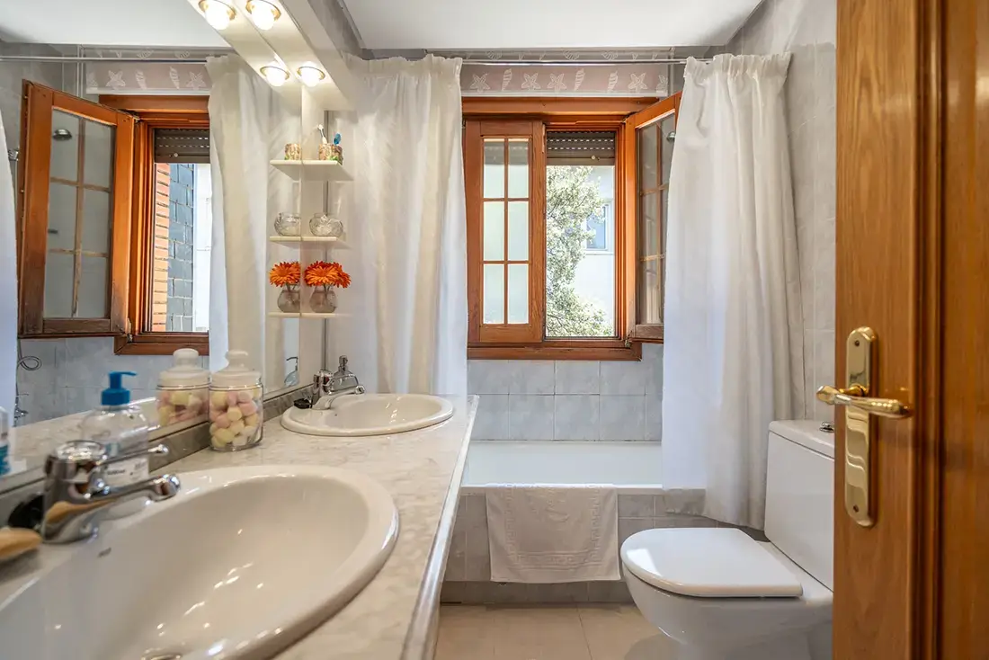 Chalet independiente en Torrelodones con piscina y 2 parcelas segregadas - imagen 16