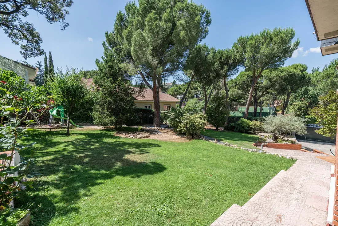 Chalet independiente en Torrelodones con piscina y 2 parcelas segregadas - imagen 22