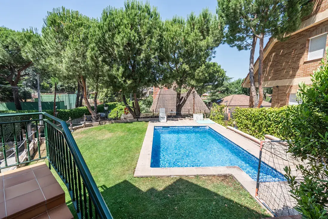 Chalet independiente en Torrelodones con piscina y 2 parcelas segregadas - imagen 24