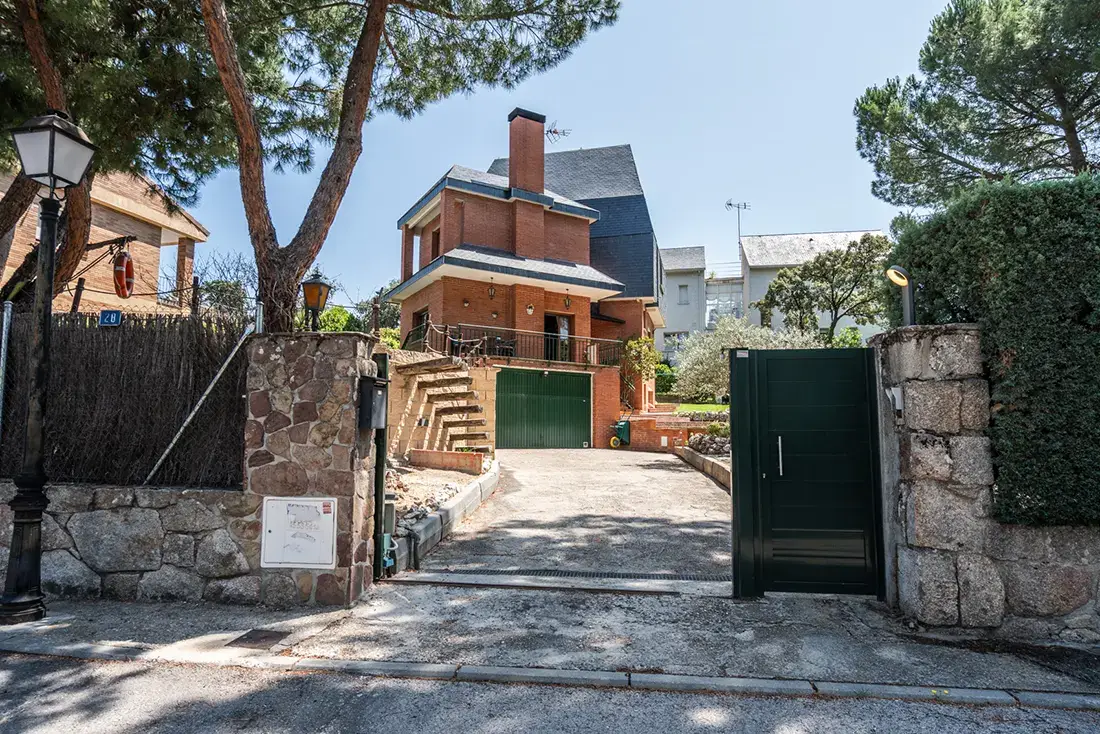 Chalet independiente en Torrelodones con piscina y 2 parcelas segregadas - imagen 44