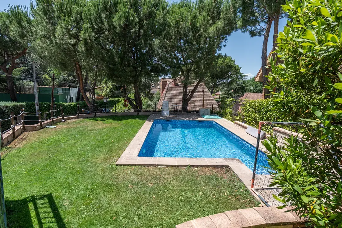 Chalet independiente en Torrelodones con piscina y 2 parcelas segregadas - imagen 48